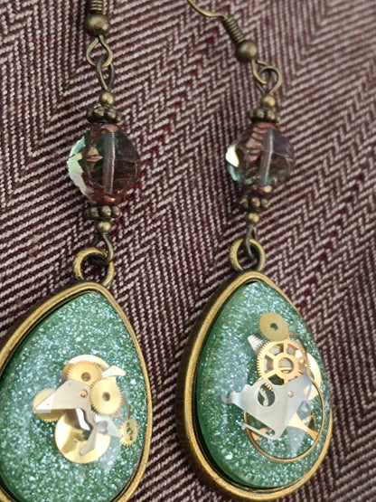 Boucles d'oreilles pendantes Steampunk gouttes vert clair - Perles verre tchèque 5cm