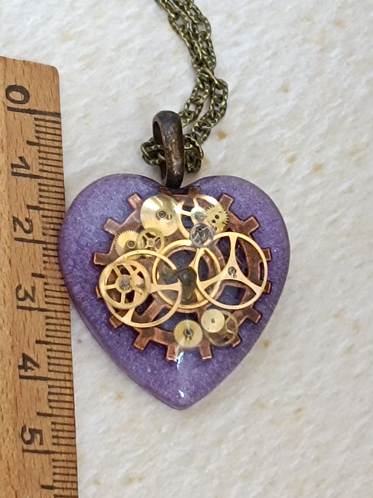 Pendentif Steampunk Cœur Engrenages Résine Époxy Mauve Chaîne Bronze Artisanal