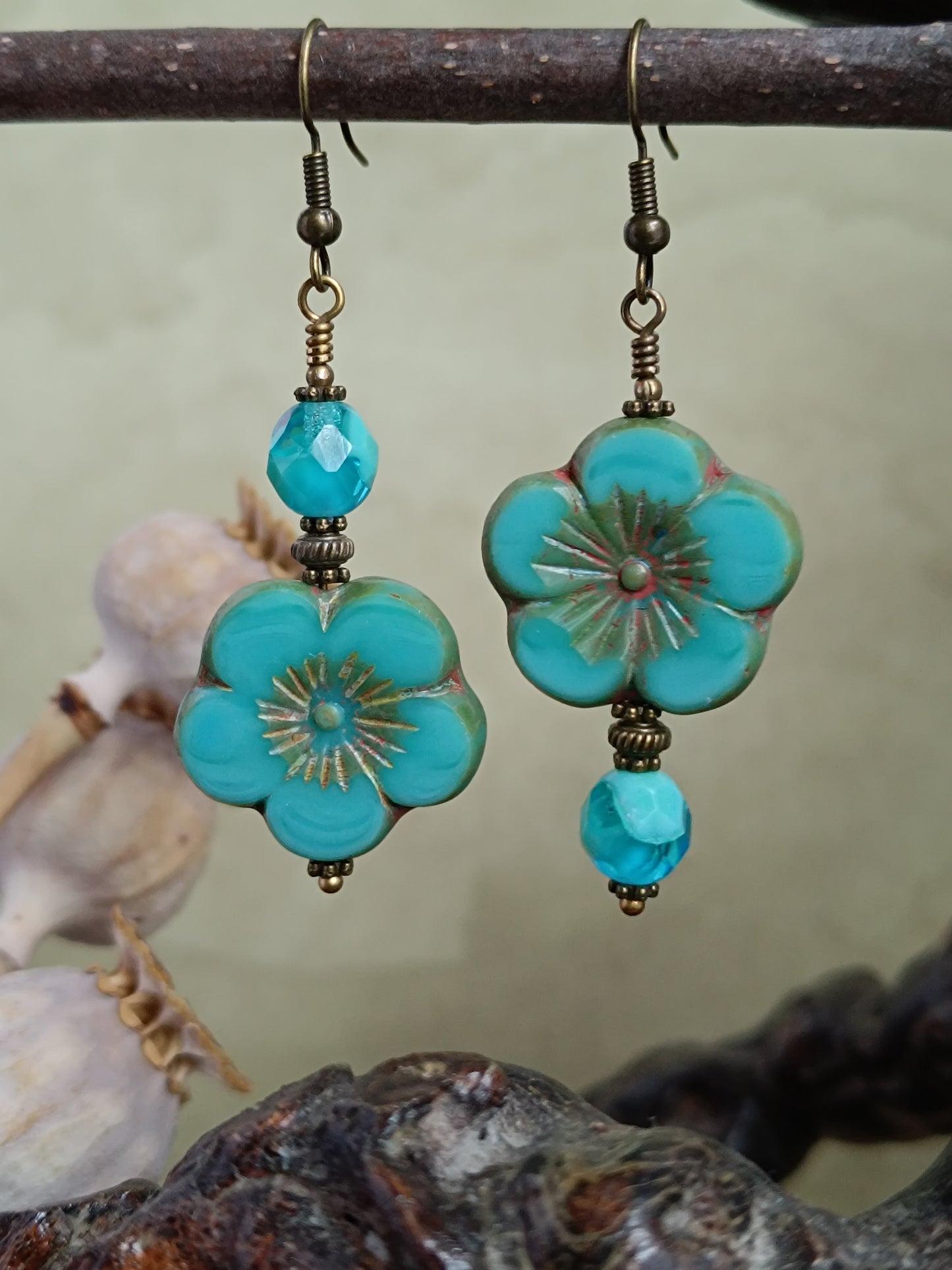 Boucles d'oreilles pendantes perles de verre tchèque turquoise fleurs asymétriques vue générale détaillée 