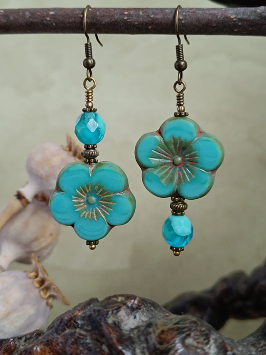 Boucles d'oreilles pendantes perles de verre tchèque turquoise fleurs asymétriques vue générale détaillée 