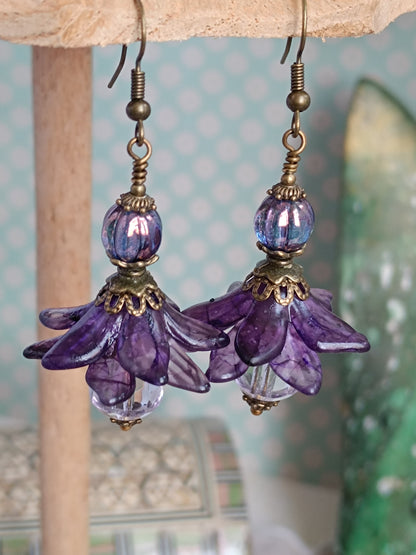 Boucles d'oreilles fleurs féeriques pompons reflets ultra violet et éclats véga