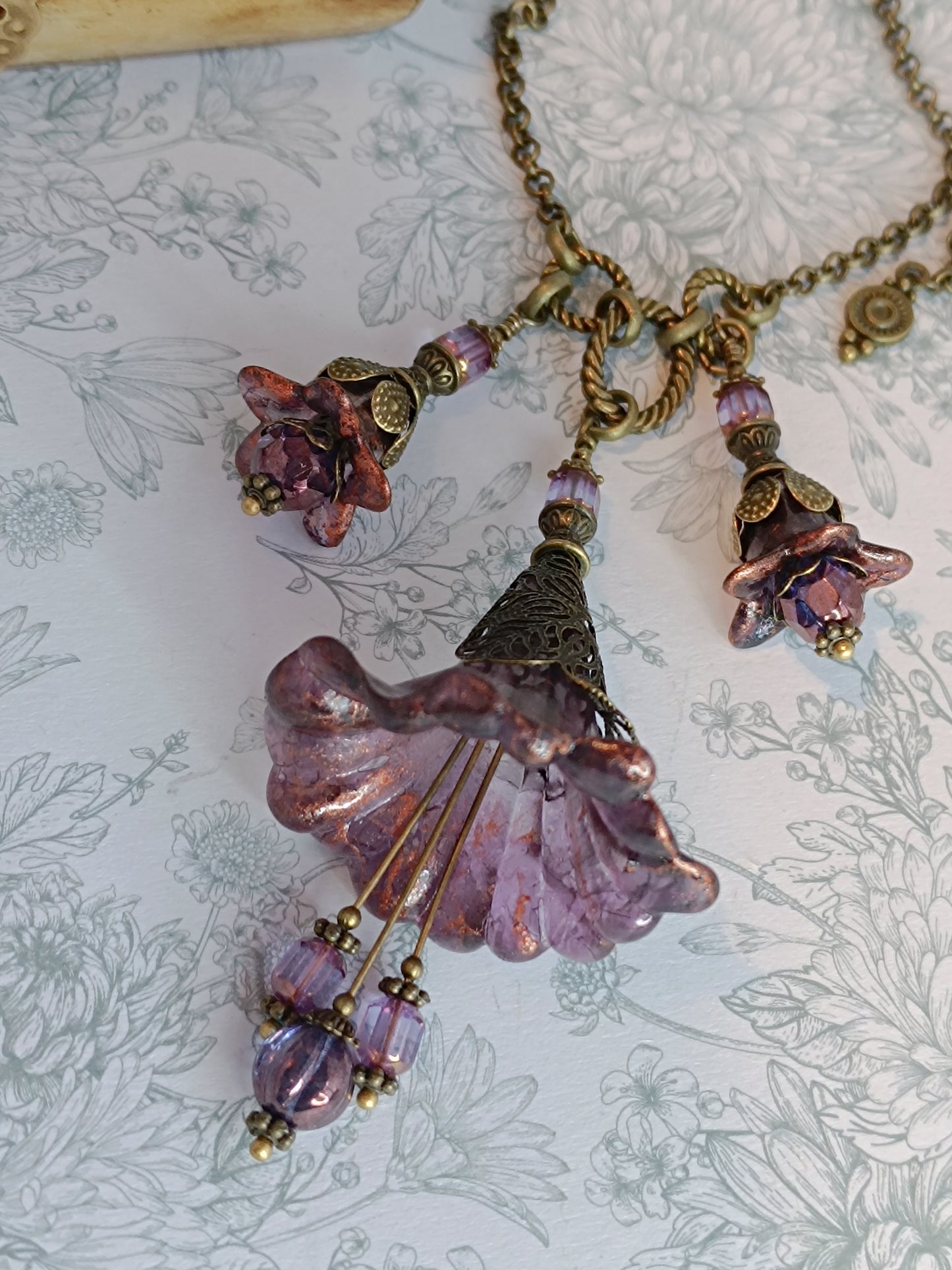 Collier Sautoir Fleurs Féeriques Améthystes - Lucite Peinte Main Bronze Antique