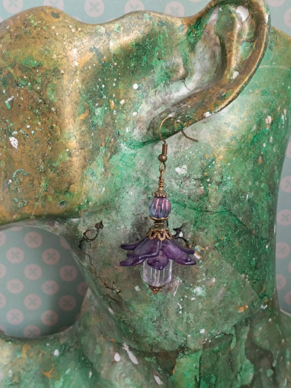 Boucles d'oreilles fleurs féeriques pompons reflets ultra violet et éclats véga