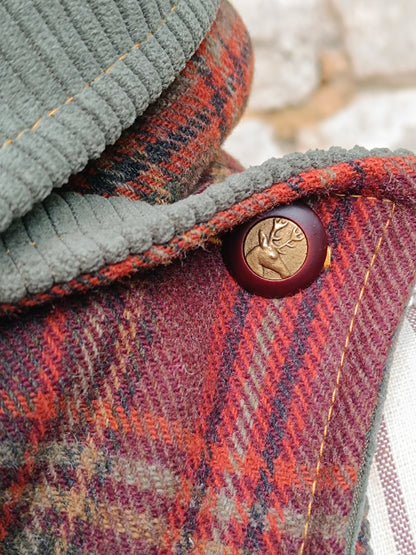 Tour de cou en laine tartan bordeaux, velours kaki et bouton cerf champêtre