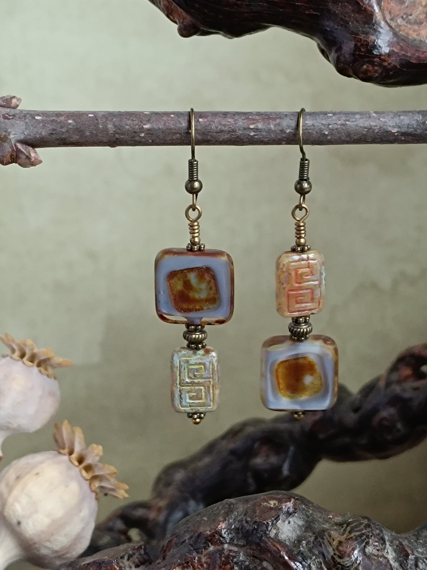 Boucles d'oreilles pendantes perles de verre tchèque asymétriques style bohème mystérieux moderne