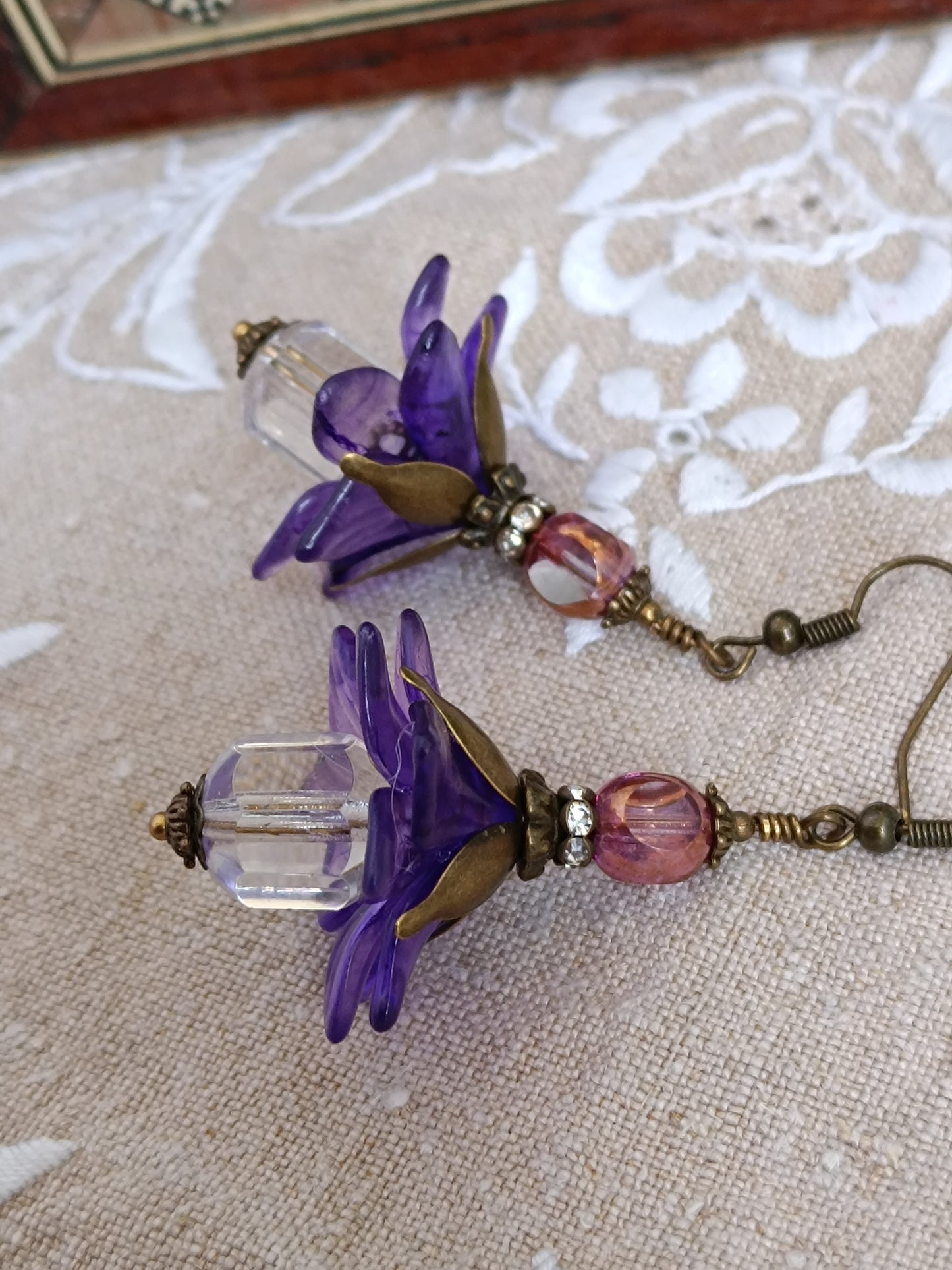 Boucles d'oreilles fleurs pompons ultra violettes
