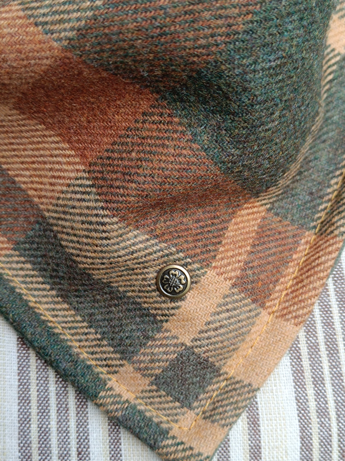 Tour de cou en laine tartan forestier, velours sauge et bouton cerf