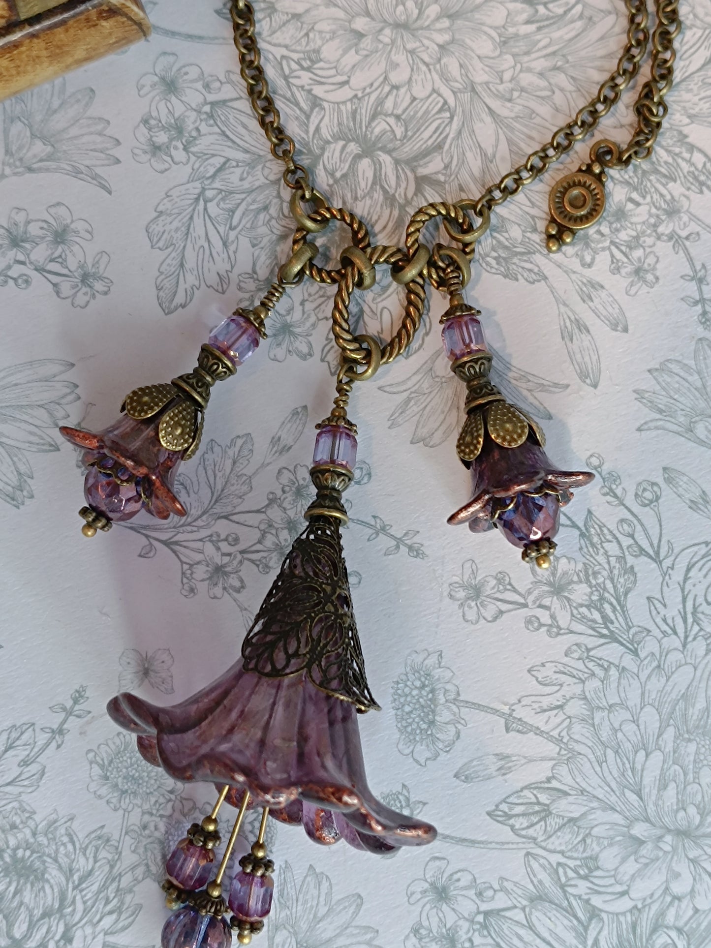 Collier Sautoir Fleurs Féeriques Améthystes - Lucite Peinte Main Bronze Antique