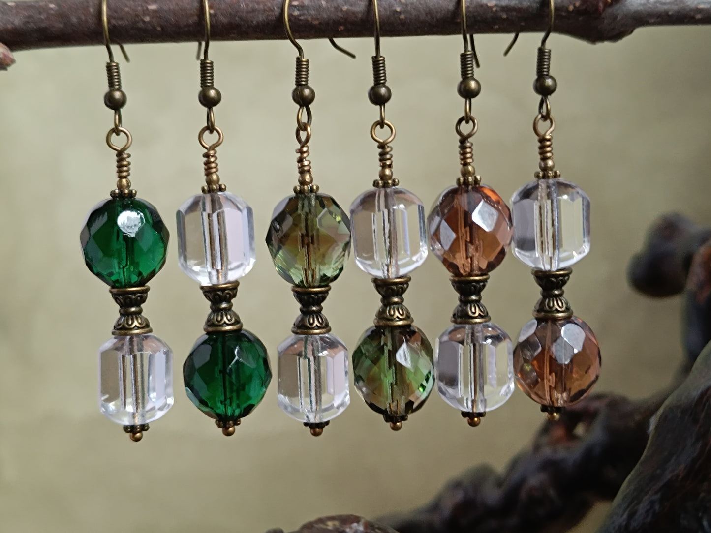 Boucles d'oreilles pendantes perles de verre tchèque asymétriques style vintage modernisé