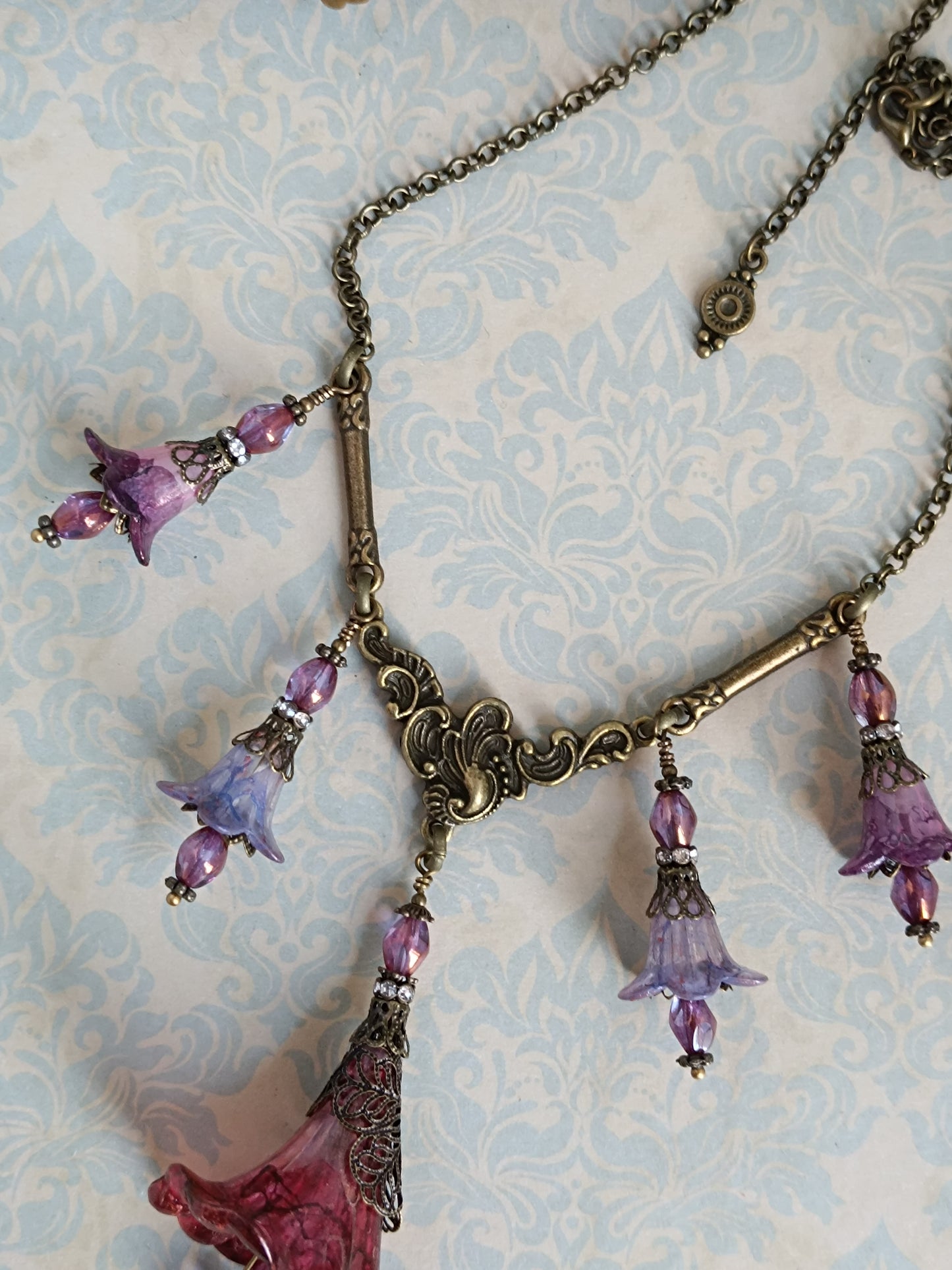 Rêveries Florales Collier fairycore romantique en bronze antique, fleurs lucite peintes main, perles lanternes verre tchèque