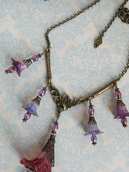Rêveries Florales Collier fairycore romantique en bronze antique, fleurs lucite peintes main, perles lanternes verre tchèque