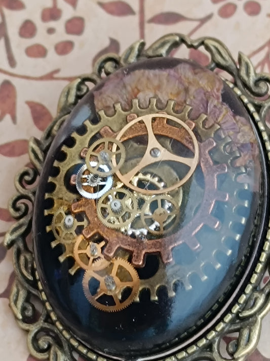 Broche Steampunk Cabochon – Résine Époxy, Fond noir , Engrenages Authentiques et pétales de roses
