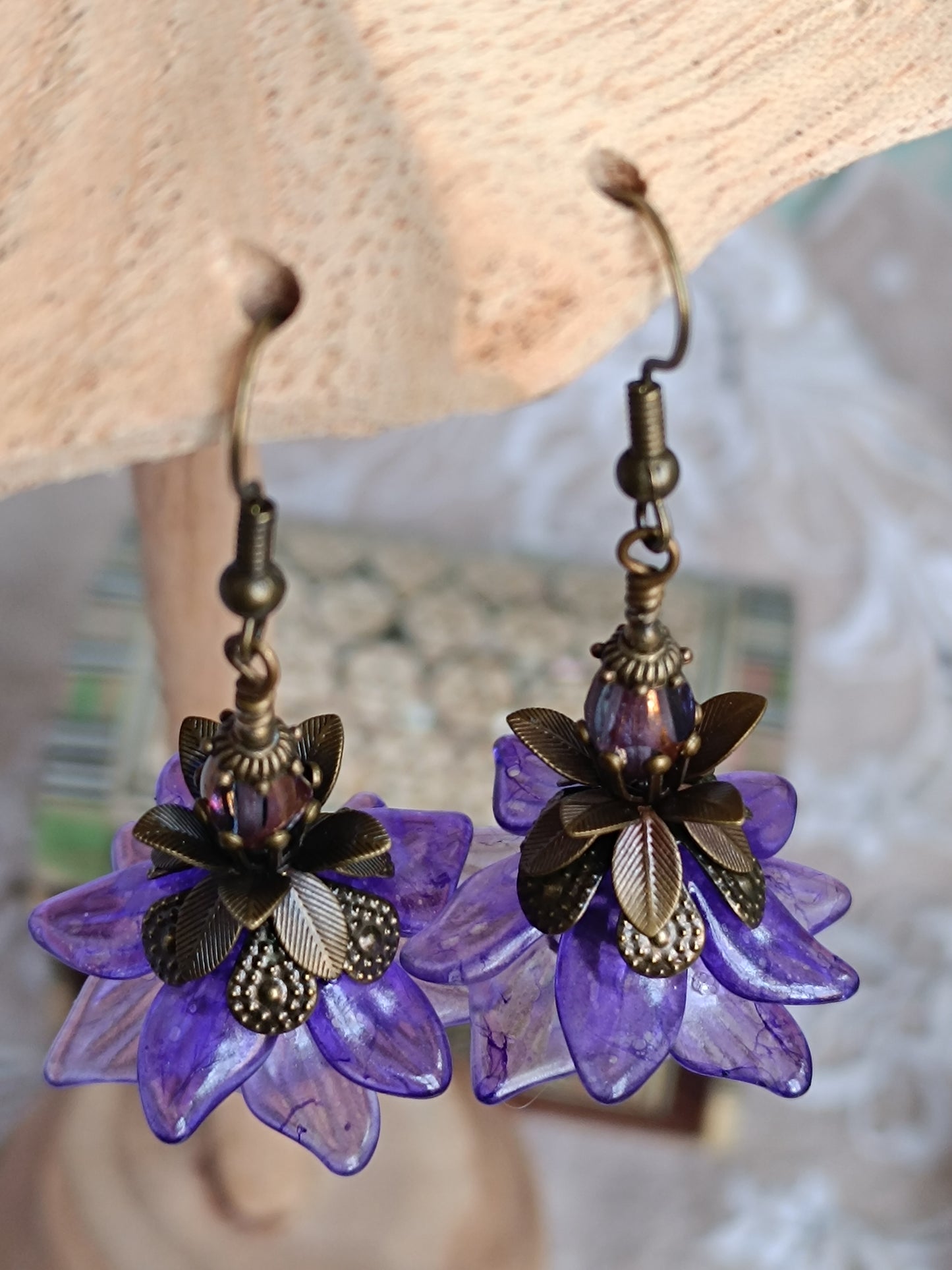 Boucles d'oreilles Fleurs Pompons Ultra Violettes Féeriques Bijou Bohème