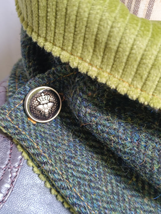 Tour de Cou en Tweed Celtique Doublé Velours – Style Affirmé et Esprit Rebelle bouton abeille