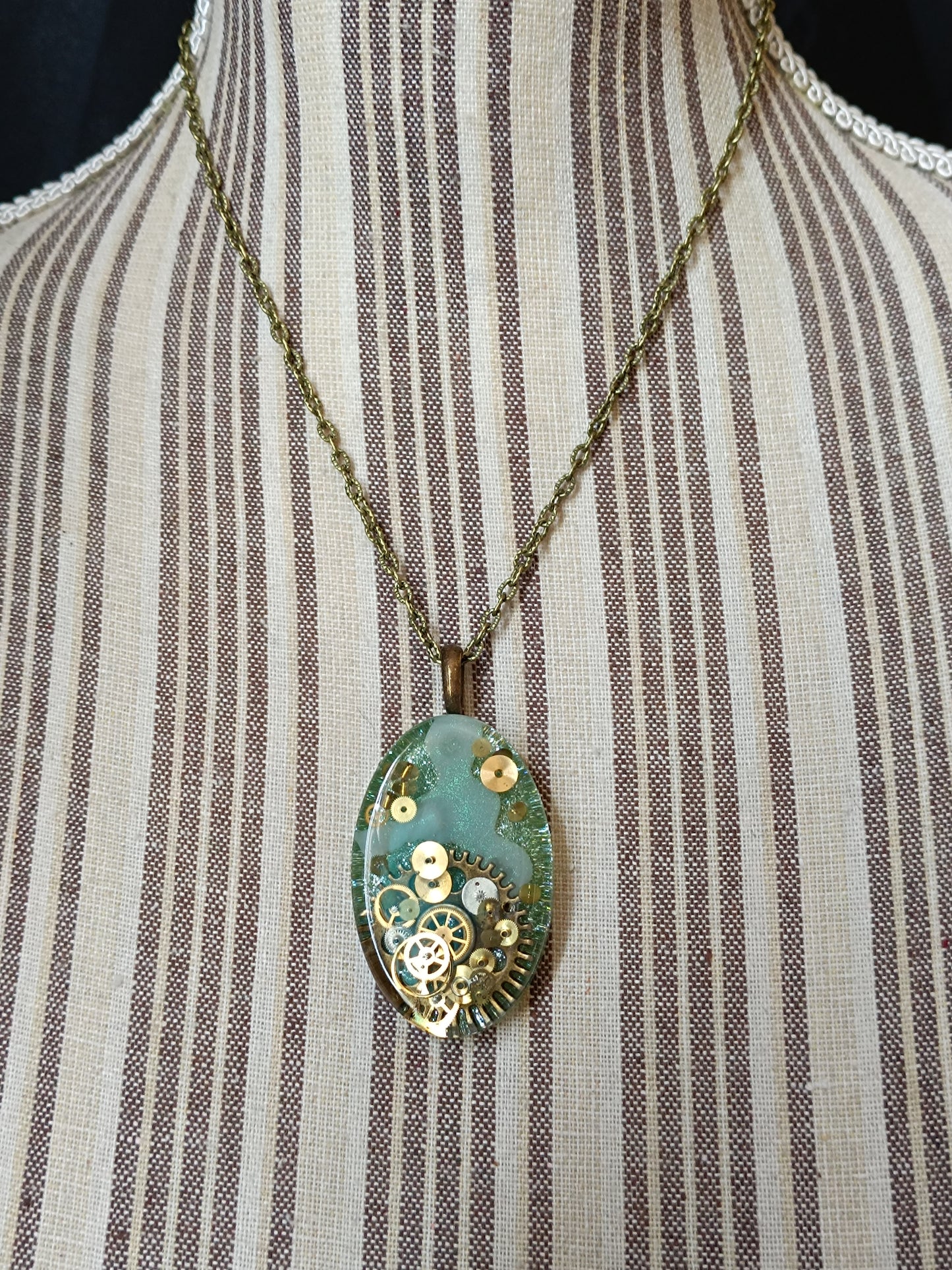 Grand Pendentif Steampunk Engrenages Résine Époxy Vert Chaîne Bronze Artisanal