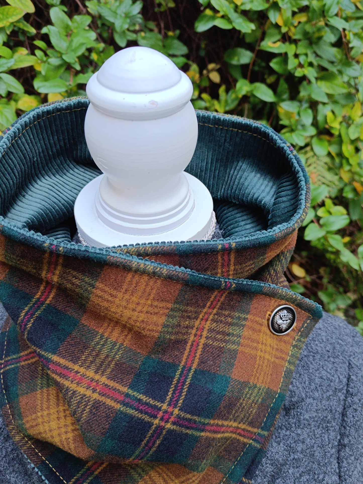 Tour de Cou Boutonné en Tartan Étreinte Textile & Poésie de Saison, réservé