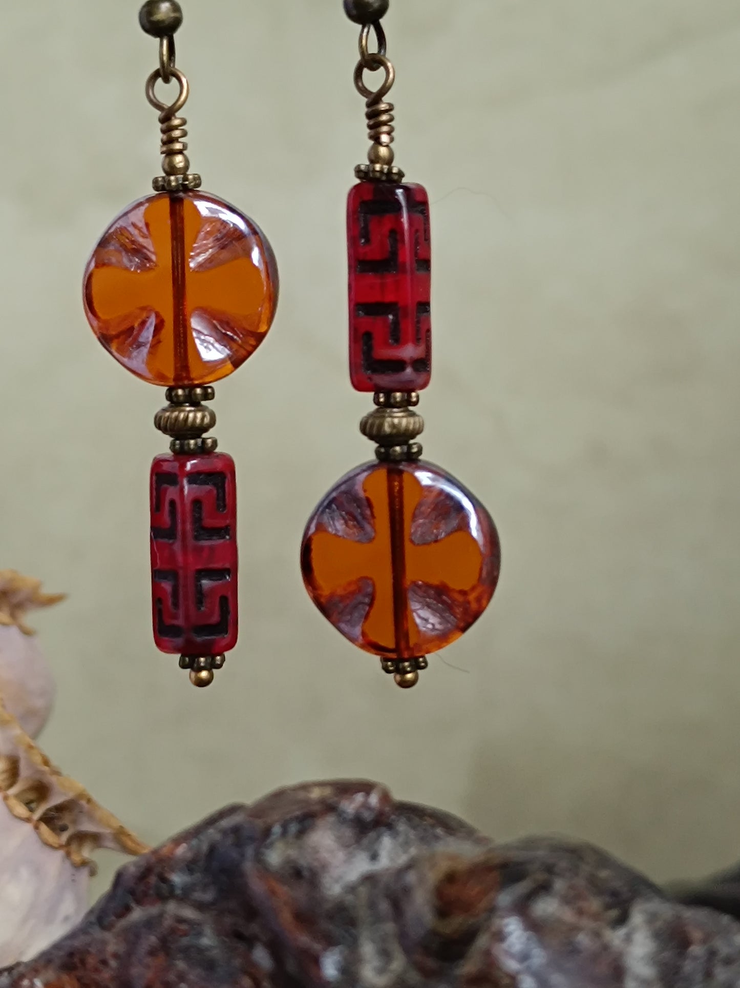 Boucles d'oreilles pendantes perles de verre tchèque style bohème mystérieux moderne