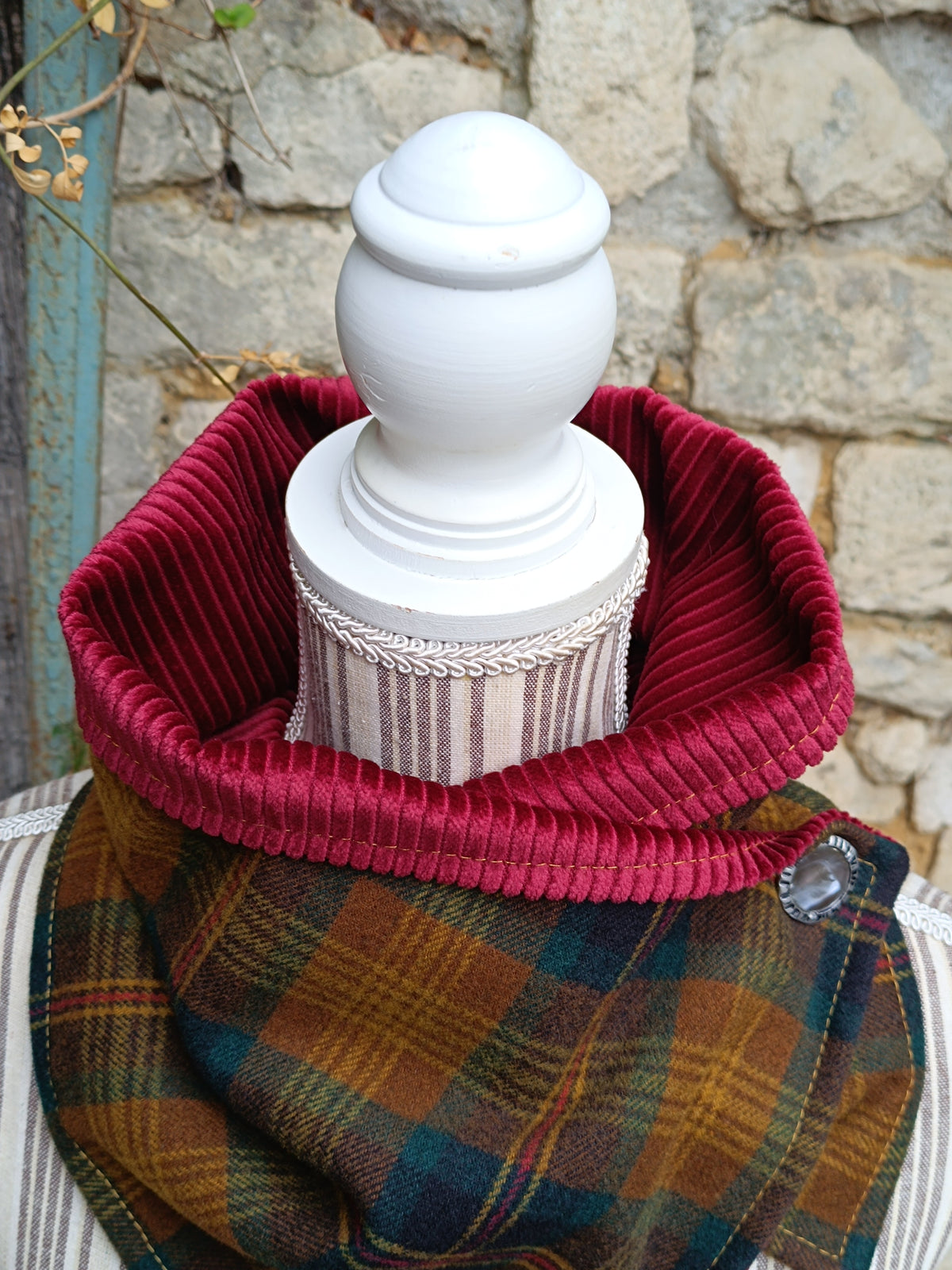 Tour de cou tartan laine velours côtelé bordeaux et grand bouton vintage métal et nacre