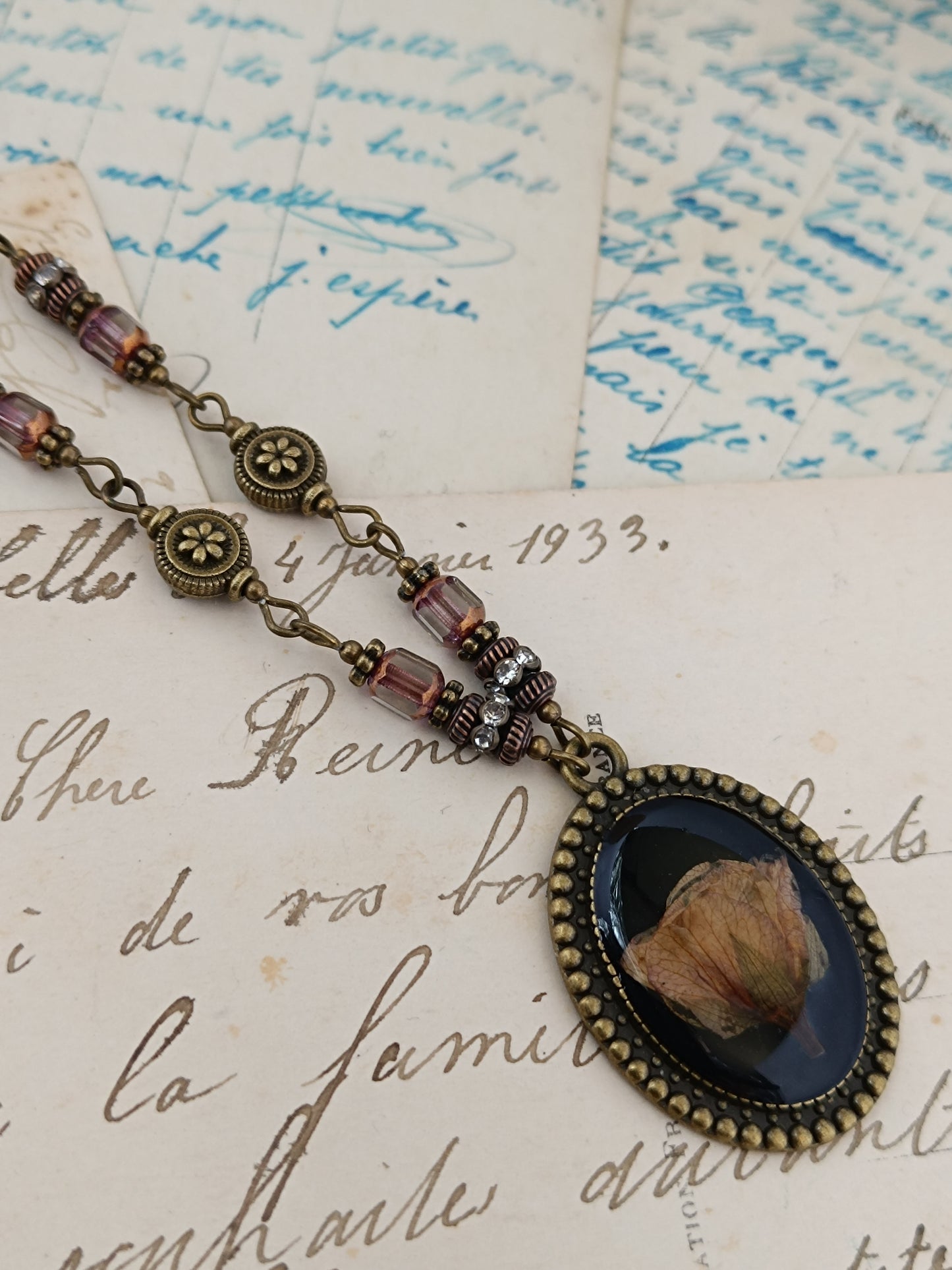 Bijou Botanique Dark Floral - Pendentif Résine et Fleurs Séchées (3 x 2,5 cm)