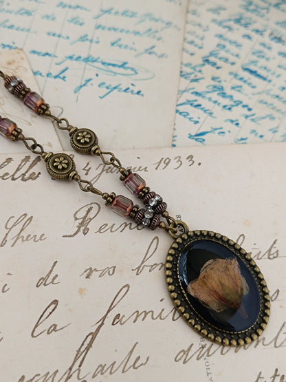 Bijou Botanique Dark Floral - Pendentif Résine et Fleurs Séchées (3 x 2,5 cm)