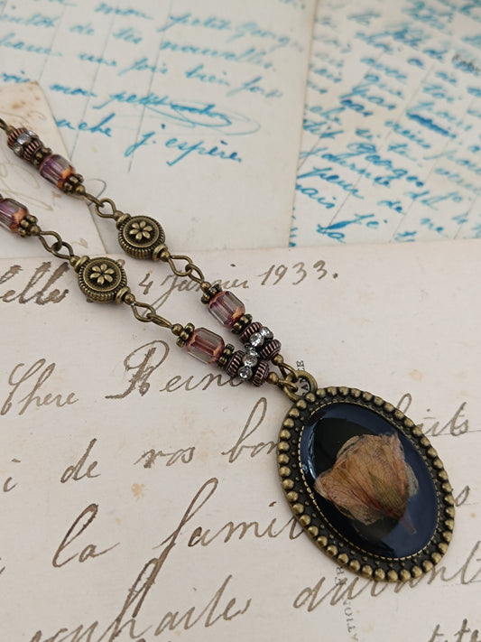 Bijou Botanique Dark Floral - Pendentif Résine et Fleurs Séchées (3 x 2,5 cm)