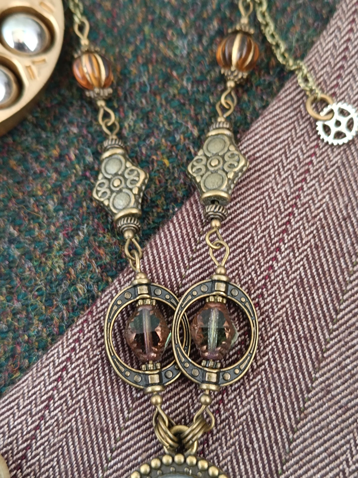 Collier chaîne et chapelet de perles pendentif ovale steampunk