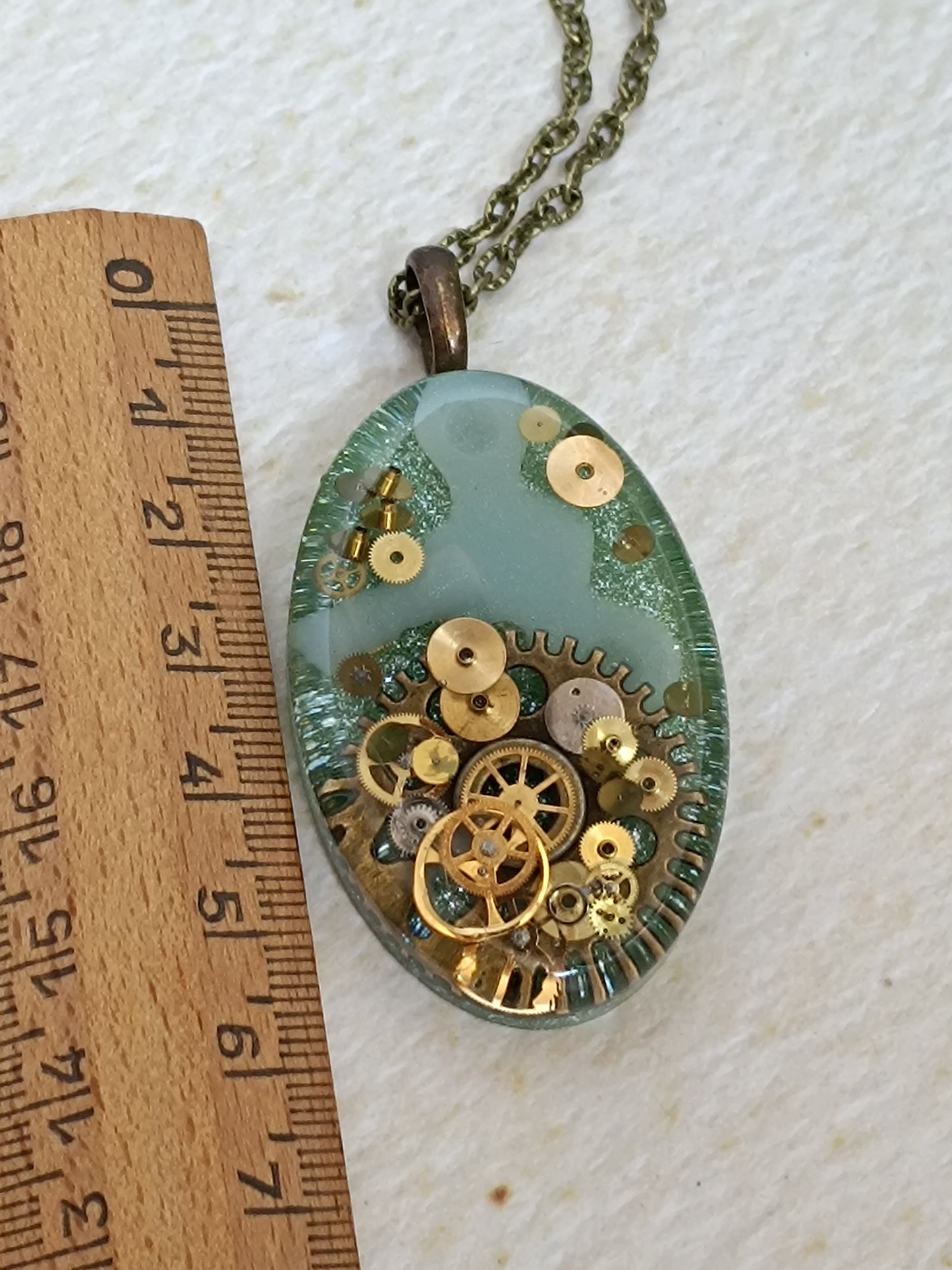 Grand Pendentif Steampunk Engrenages Résine Époxy Vert Chaîne Bronze Artisanal