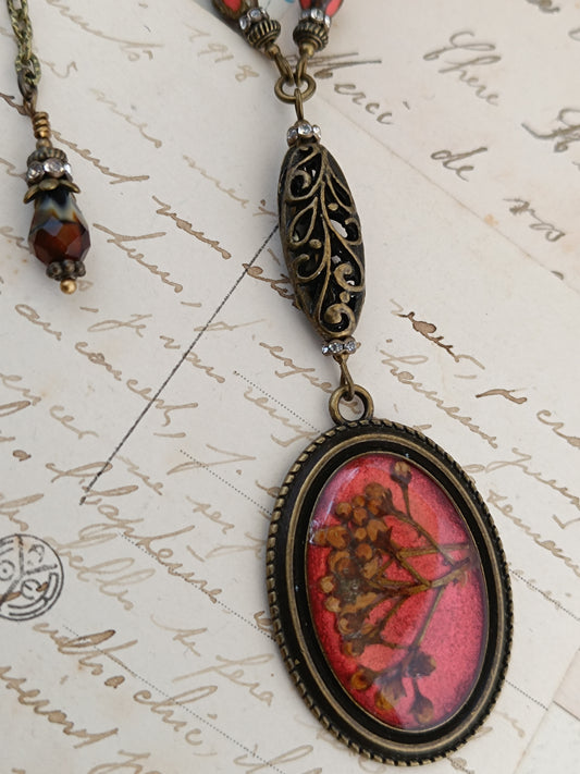 Collier Cabochon Fleurs Séchées Rouge Orangé Bronze Antique Pièce Unique 4 x 2,8 cm
