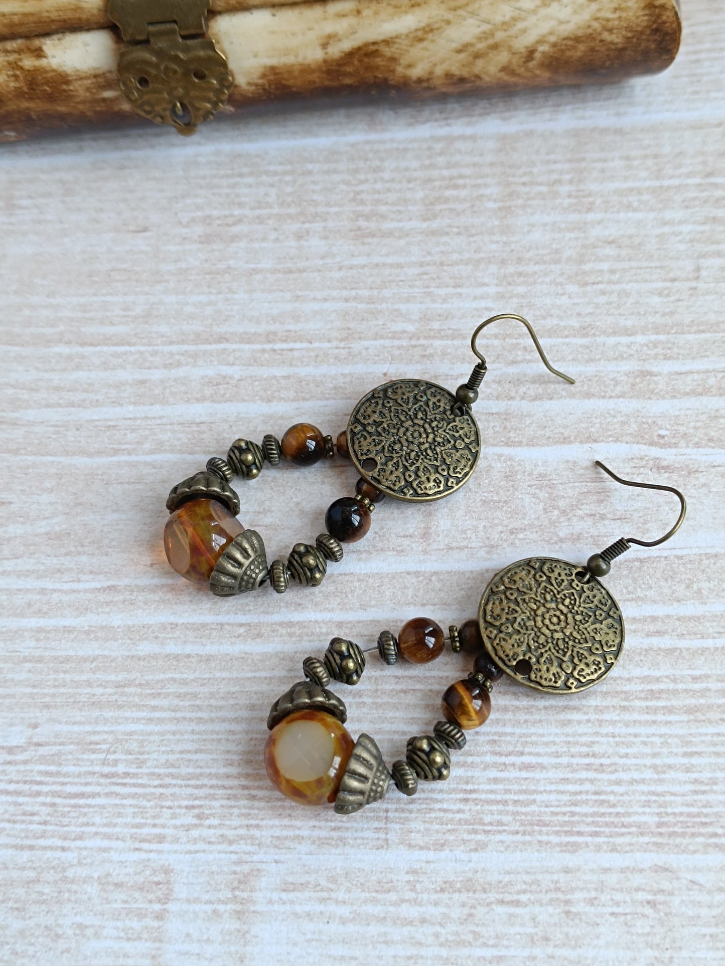 Boucles d’oreilles bohème chic en bronze antique et perles de verre tchèque fait main