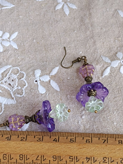 Boucles d'oreilles fleurs féeriques fleurets verts et feuilles roses