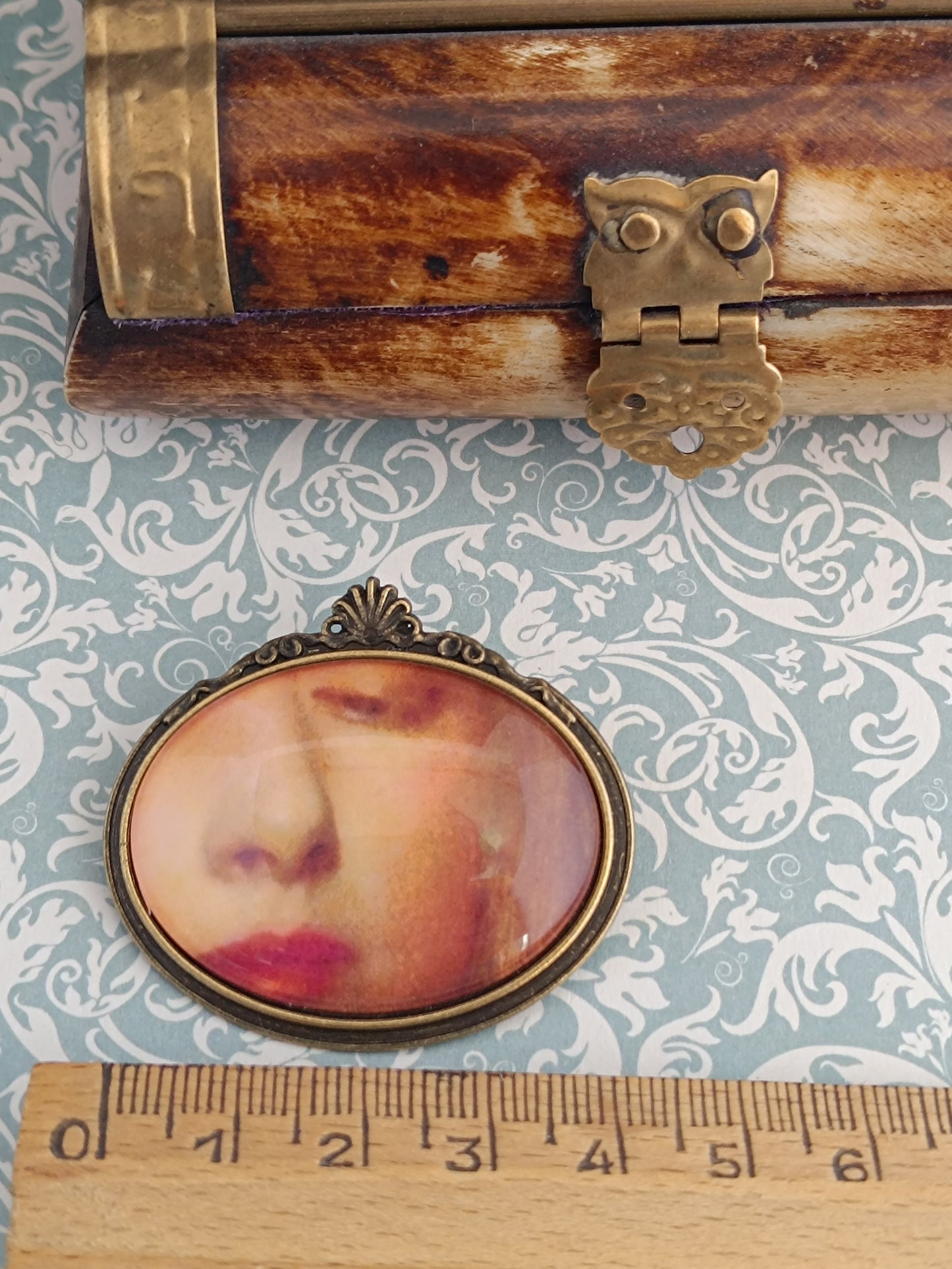 Broche cabochon verre bouche, original style cabinet de curiosités victorien