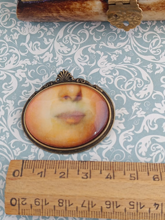 Broche cabochon verre bouche, original style cabinet de curiosités victorien