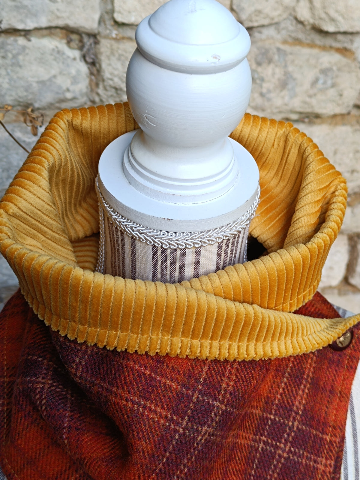 Tour de cou en laine tartan orange et rouille, velours curry et bouton cerf