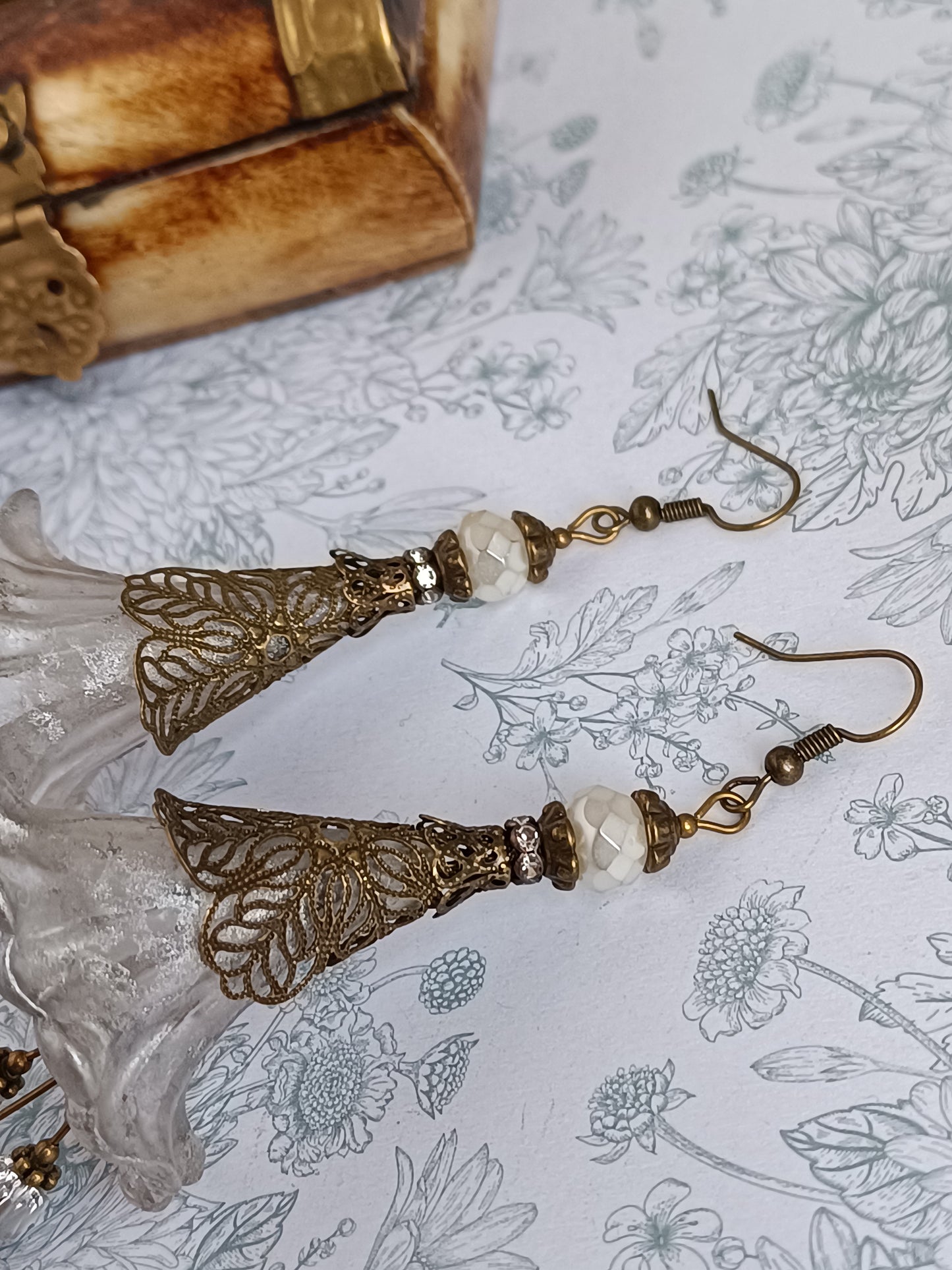 Boucles d'Oreilles Fleurs Lucite XXL Blanches - Édition Pure - Perles Verre Tchèque