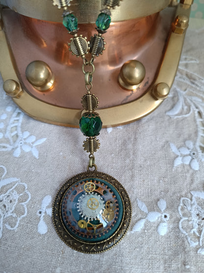 Ensemble Collier et Boucles d'Oreilles Steampunk Perles de Verre Tchèque Vertes Pendentif Cabochon Bronze Artisanal