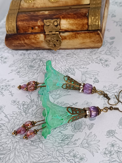 Boucles d'Oreilles Fleurs Lucite XXL - Perles Verre Tchèque en lucite vintage et verre tchèque, monture bronze antique - vue à plat
