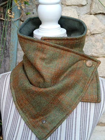 Tour de cou femme en cachemire tartan vert et marron, bouton celtique