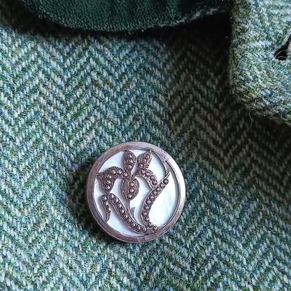 Broche Bouton francais Nacre & Bronze Texturé – Motif Iris (Années 1930) – Pièce Unique