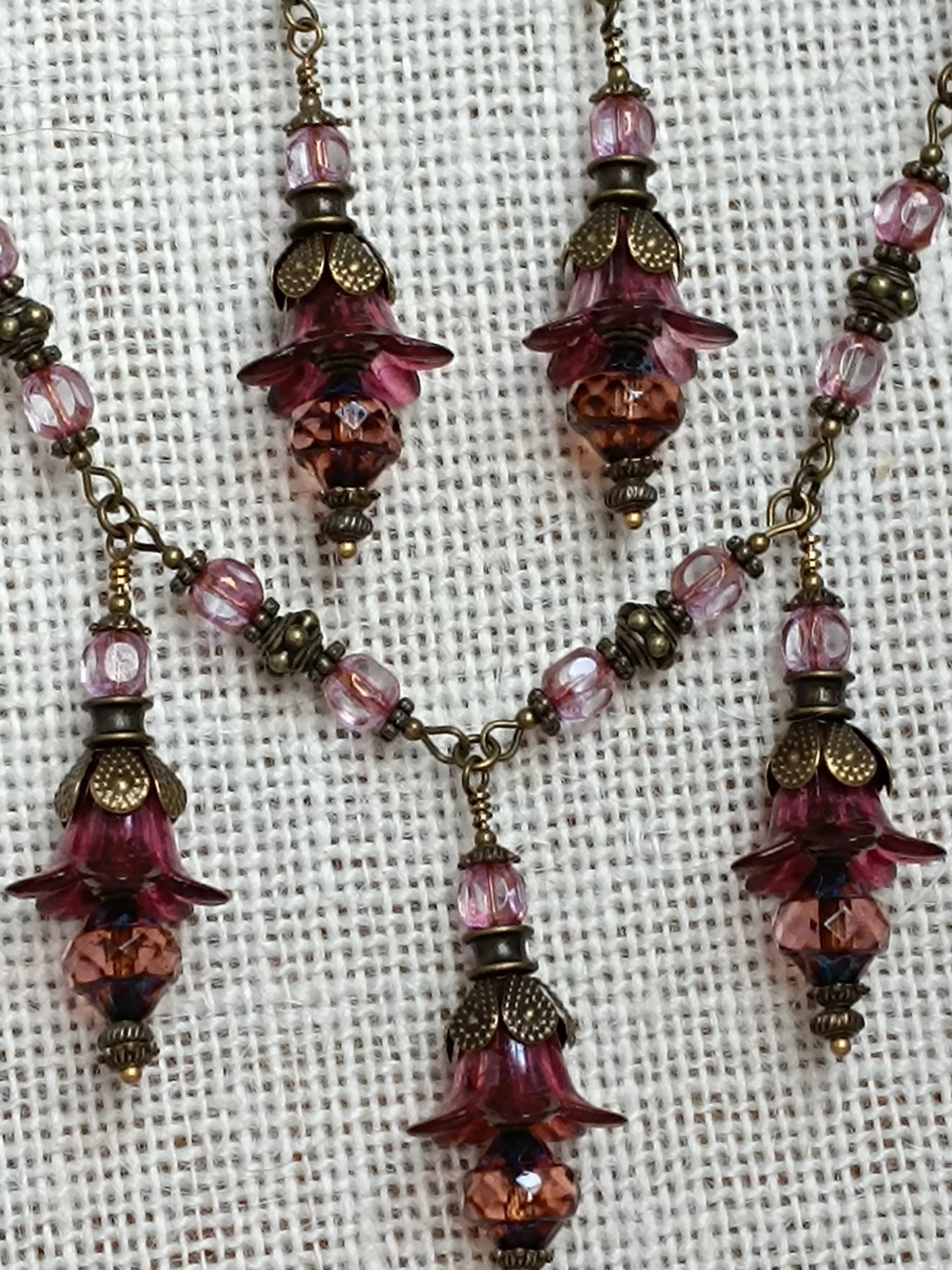 Parure Collier Boucles d'Oreilles Fleurs Féeriques Lucite Rose Verre Tchèque Bronze Antique