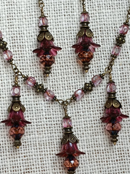 Parure Collier Boucles d'Oreilles Fleurs Féeriques Lucite Rose Verre Tchèque Bronze Antique