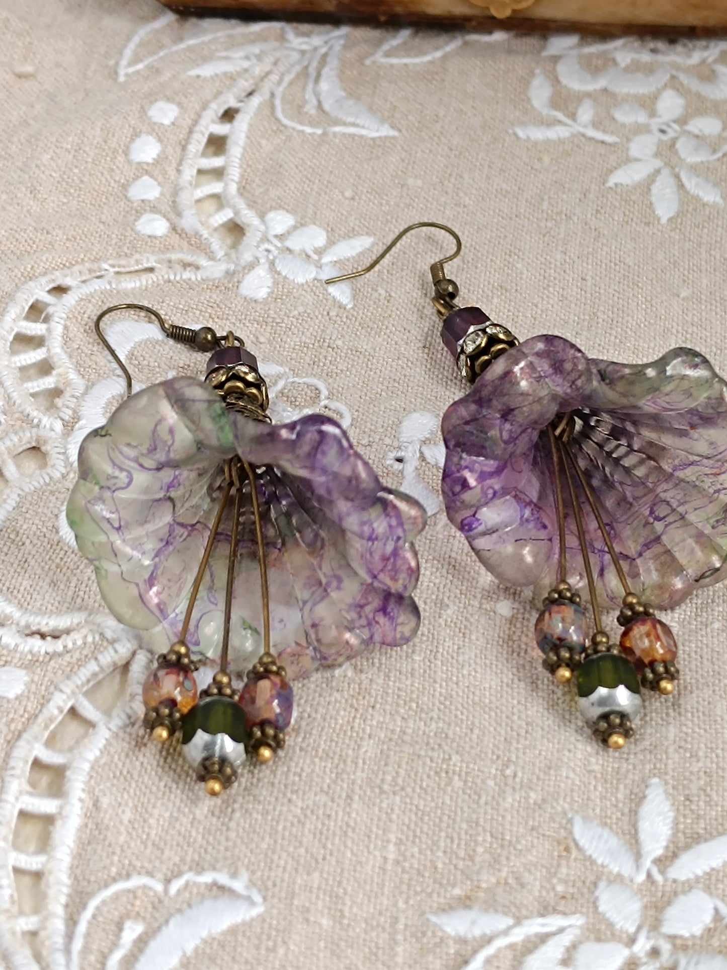 Boucles d'Oreilles Pendantes Féeriques Vertes et Violettes Fleurs Acrylique Perles Verre Tchèque XXL