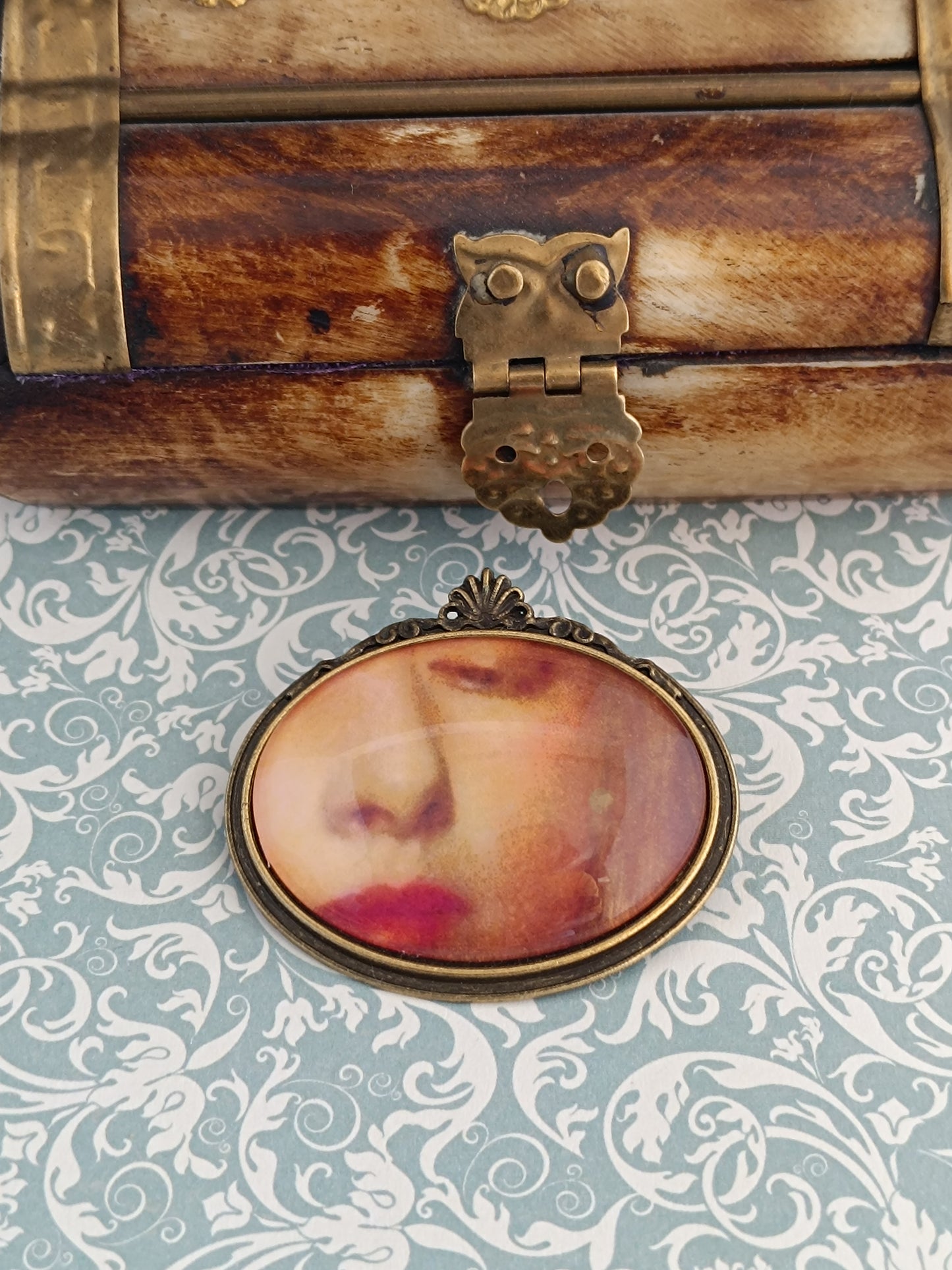 Broche cabochon verre bouche, original style cabinet de curiosités victorien