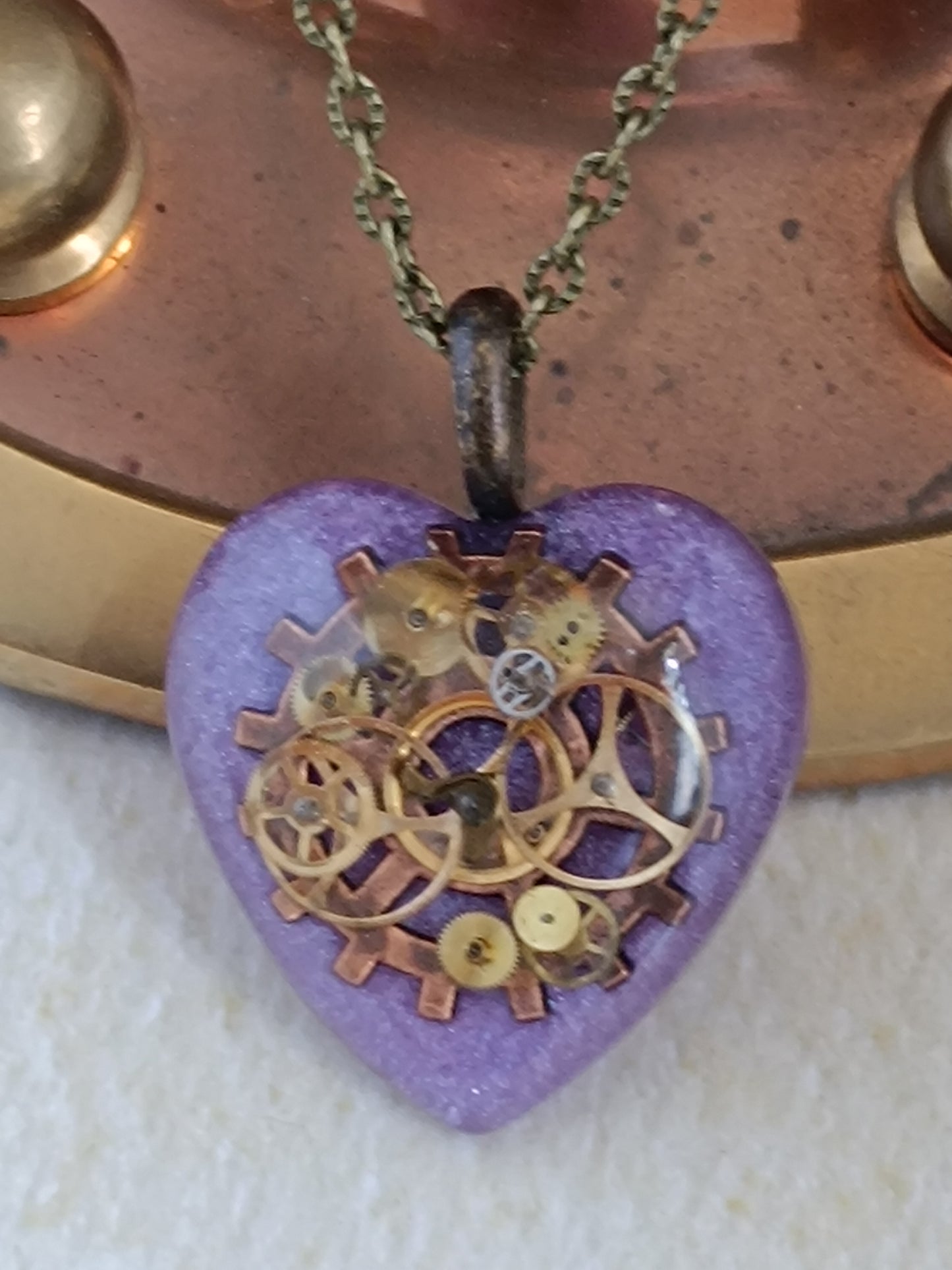 Pendentif Steampunk Cœur Engrenages Résine Époxy Mauve Chaîne Bronze Artisanal