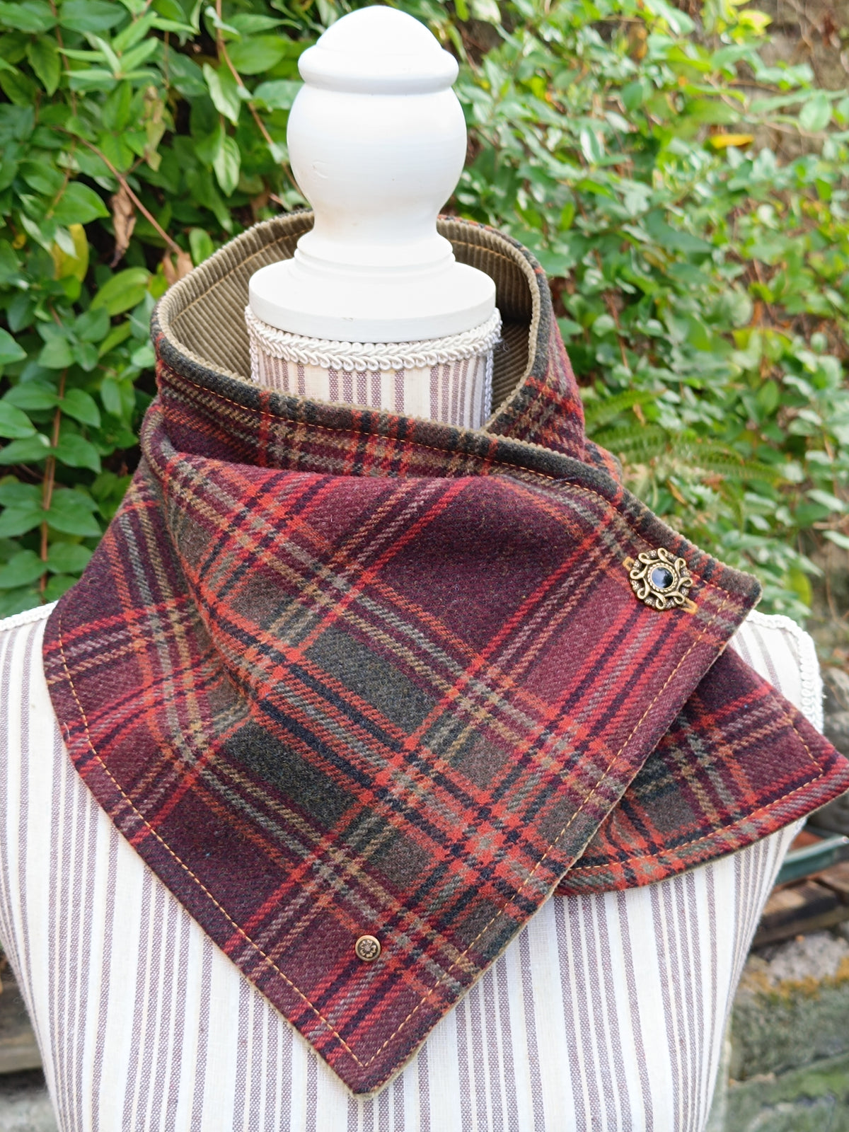 Tour de cou tartan laine bordeaux vert ocre doublé velours mousse et bouton celtique