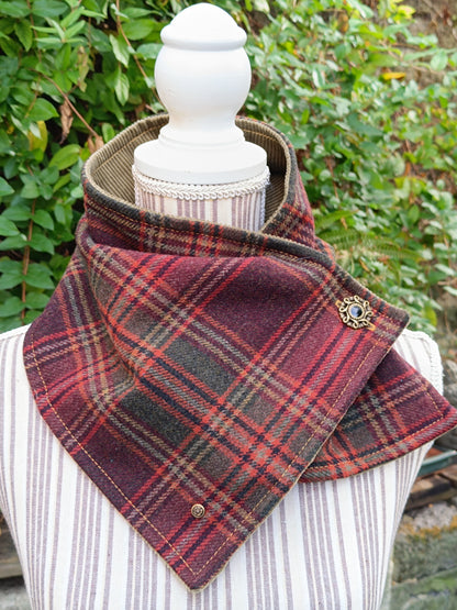 Tour de cou tartan laine bordeaux vert ocre doublé velours mousse et bouton celtique
