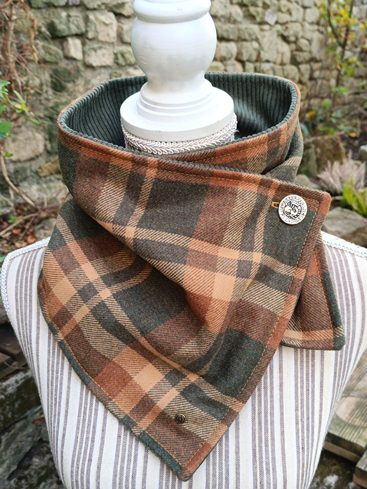 Tour de cou tartan écossais doublé de velours côtelé kaki bouton dragon vintage