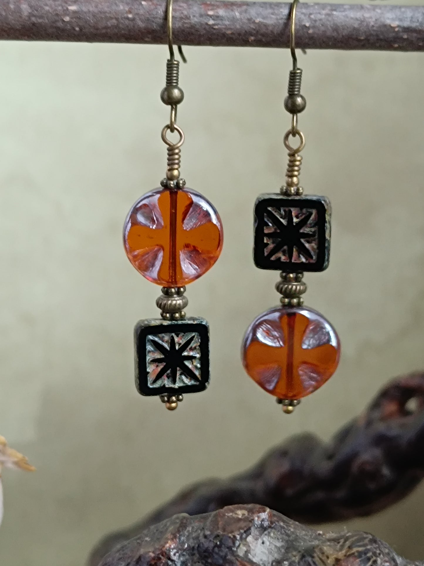 Boucles d'oreilles pendantes perles de verre tchèque asymétriques style bohème chic