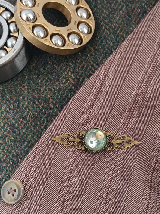 Broche Épinglette Steampunk Filigrane Bronze - Cabochon Résine Époxy Vert