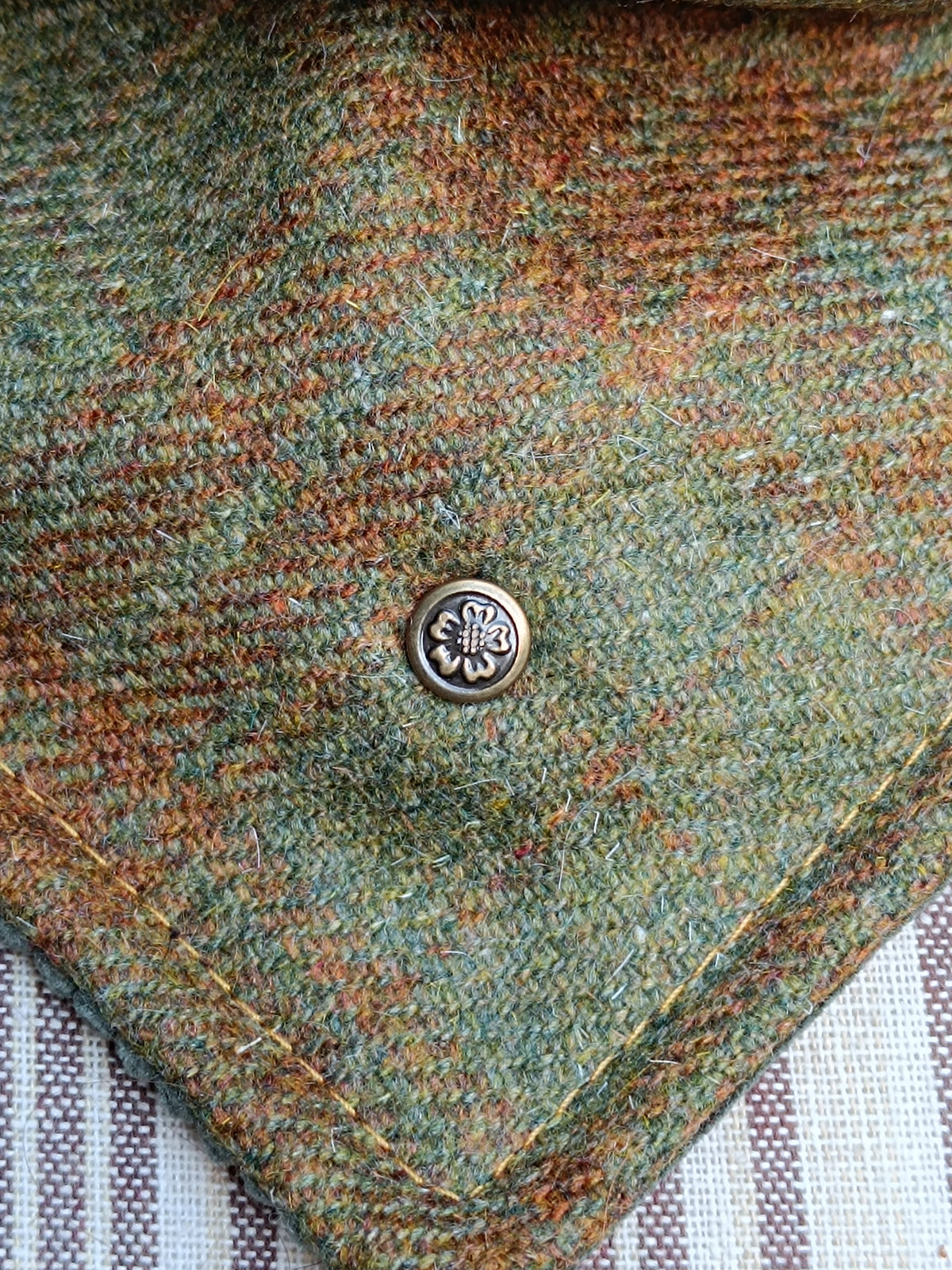 Tour de cou femme en cachemire tartan vert et marron, bouton octogonal brun