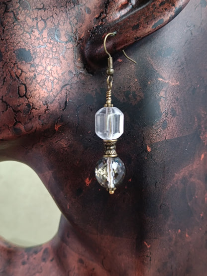 Boucles d'oreilles pendantes perles de verre tchèque asymétriques style vintage modernisé